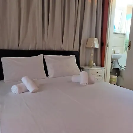 Dina Villa *